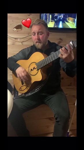 Abonne toi si t’aimes la chanson gitan 🦔💪🏽❤️ #chanson_gitan41 #guitar #gitan #musique #chanson #chant #cantiquegitan