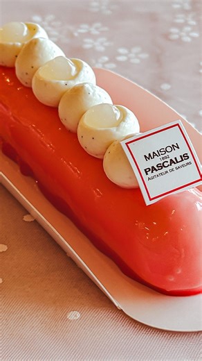 🎀 Antoine vous présente notre pâtisserie Octobre Rose 🎀 Dans cette vidéo, découvrez le Finger Rose-Litchi, imaginé spécialement pour Octobre Rose : un biscuit madeleine, une crème à la rose, une mousse vanille et une gelée litchi. Une pâtisserie délicate, symbole de gourmandise et de solidarité. Tout au long du mois d’octobre, 0,40 € par gâteau vendu seront reversés à l’association Seinformer Cancer de Chanos-Curson, engagée dans la lutte contre le cancer du sein. 📍 Disponible du 1er au 31 oc