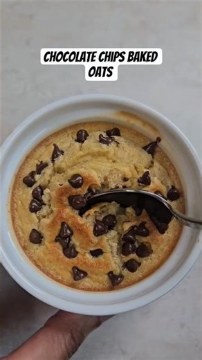 This tastes like cake 🎂. Chocolate Chip Baked Oats #healthybreakefast