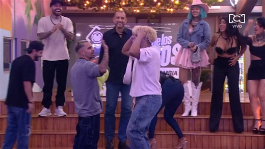 1.2M views · 32K reactions | En un juego de azar y suerte en #LaCasaDeLosFamososCol❤️, Emiro logró obtener la moneda ganadora, convirtiéndose en el líder de la semana, en una semana decisiva para el juego拾. ¡Descarga la app Canal RCN y disfruta del contenido único #LaCasaDeLosFamososCol2!  | Canal RCN | Facebook