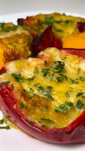 Samira Driouich | Cucina marocchina 🇲🇦 on Instagram: "🌱PEPERONI RIPIENI DI PATATE E SCAMORZA 😋 🗒️ dal mio archivio personale di ricette ❤️✨ ✅ INGREDIENTI: (Per 2 persone) 3 peperoni di dimensioni medie 🫑 300g di patate 50g di scamorza affumicata Parmigiano grattugiato per spolverare Sale q.b. Pepe a piacere Qualche giro di olio evo ✅ PROCEDIMENTO: Per il ripieno👇🏼 Dopo aver lessato le patate, sbucciale e schiacciale bene con forchetta. Quindi aggiungi sale, pepe e la scamorza grattugiata