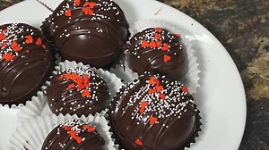 Chocolate explosion! How to make hot chocolate bombs