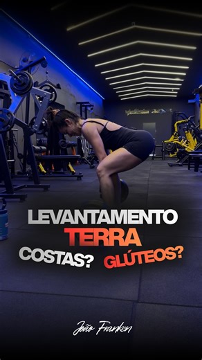 João Franken | Biomecânica Descomplicada on Instagram: "O levantamento terra apesar de apresentar alta demanda sobre paravertebrais e escapulotorácicos (todo o dorso) é um exercício com alta demanda imposta ao quadril (glúteo máximo e isquiossurais), e pouca demanda imposta ao joelho (quadríceps)."