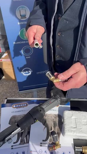 Notre expert multicouche nous explique comment utiliser notre pince à sertir pour une étanchéité optimale💪 Reference pince à sertir : 0700999028#wurth #etancheite #sertir #multicouche #outils #outillage