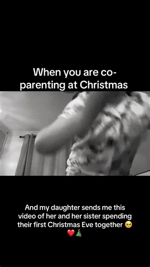 Absolutely precious 🥺❤️ My daughters smile and happiness is everything ❤️ Co-parenting isn’t easy at any time and this time of year 🎄, it gets easier I promise ❤️ You’ve got this 🥰 I’m so unbelievably lucky with my co-parenting situation ❤️ #christmas #sisters #firstchristmas #coparenting #viralvideos