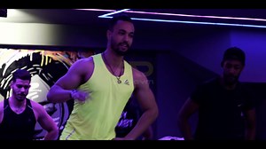 QU’EST CE QUE LE BODYATTACK ⁉️ 🤔 Le BODYATTACK est un cours de fitness énergisant avec des mouvements qui s’adressent aussi bien aux débutants qu’aux passionnés. Nous combinons des mouvements athlétiques🏃‍♂️🤸 comme la course, des flexions et des sauts avec des exercices de force comme des pompes et des squats. Sur fond d’une musique électrisante🎵, un instructeur LES MILLS vous guidera tout au long du cours – repoussant vos limites, brûlant jusqu'à 730 calories🔥, vous donnant un sentiment de