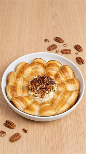 Chefclub on Instagram: "Couronne apéro croissants et camembert rôti ! L'apéro fondant et gourmand 🤤🥐"