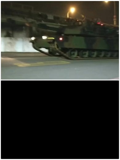 M1 艾布蘭（Abrams）戰車之所以會出現類似賽車的甩尾（Drift）動作，主要結合了強大的動力系統、極高的機動速度以及特定的環境因素。​M1 戰車配備了 AGT-1500 燃氣渦輪發動機，能產生高達 1500 匹馬力。與一般柴油引擎相比，渦輪引擎的動力輸出非常直接且猛烈，這讓幾十噸重的戰車具備了驚人的加速度與扭力，在高速轉向時更容易克服履帶與地面的摩擦力，產生滑行。 ​在現代主戰車中，M1 以「高速度」聞名，其公路速度可達每小時 70 公里以上。當這種重達 60 多噸的龐然大物以高速前進並突然進行大幅度轉向時，巨大的慣性會推動車體繼續向原方向移動，進而導致履帶在地面上側滑，形成甩尾。與 M1 艾布蘭同等級的第三代主戰車（MBT），只要具備高推重比和先進的傳動系統，在特定條件下都能做出類似的甩尾動作。這並非 M1 的專利，而是現代高性能戰車在低摩擦力環境下的共同特性。例如德國豹 2 主戰坦克（Leopard 2）也可輕易做出類似的行進動態！！ ​#M1Abrams #TankDrift #MainBattleTank #MilitaryTechnology #ArmorDriftin