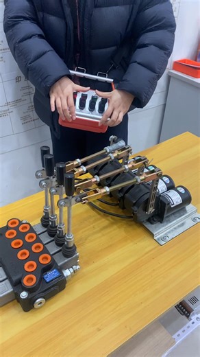 This product is a clutch motor wireless proportional remote control, with good micro-action, no delay, does not affect the manual operation of the original car, has a high safety factor and is easy to install. Construction machinery and equipment controlled by hydraulic operating lever can be installed,Wireless proportional remote controller for crane,Proportional sensitive wireless Remote control for hydraulic crane truck #palfinger #hiab #effer #pm #zoomlion #sany #grua #vdsconstruct #hiabpols