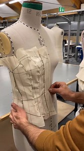 What is fashion draping? 👗 Our incredible Draping Womenswear Design Short Course tutor, Fouad, defines it as: “The art of imagination coupled with the extreme importance of technique.” Students focus on the fundamental basics of draping to build a strong foundation and then experiment with free-style drapes and fabrics. Come and experience this creative and hands-on approach to fashion design ✨ For more details, check the link: https://www.arts.ac.uk/study-at-ual/short-courses | UAL Short Cours