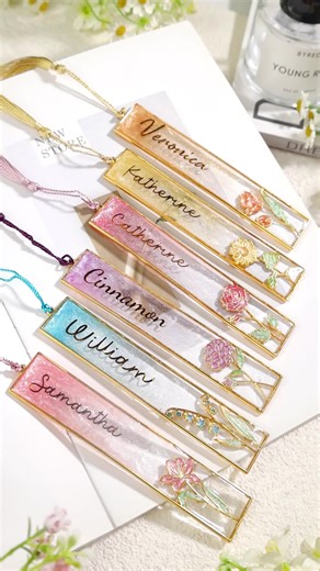 Create something meaningful and beautiful with our New Bookmark Metal Frame Set! 🌸 We’ve included 6 delicate flower designs, each symbolizing a unique wish or sentiment. Just add your favorite resin colors and bring them to life, perfect for heartfelt gifts or a little something special for yourself. 💖 You’ll also get 6 blank frames to let your creativity run wild. Whether you follow the floral path or design your own style, there’s no limit to what you can make. 🌟 Which one speaks to you? Fl