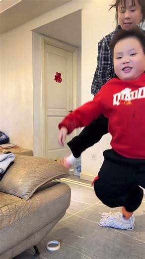 好不容易把地拖干净了，必须保持好！#又是母慈子孝的一天 #亲子互动 #亲子搞笑#萌娃