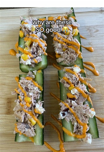 why does cucumber and tuna suddenly taste SO good 😭🥒 high protein cucumber boats: * 1 cucumber * 1 can tuna in spring water * 15g red onion * 30g sweetcorn * 20g cottage cheese * sriracha mayo drizzle 246 calories & 30g protein 💅 #cucumber #lowcal #highprotein #easyrecipes