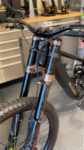 Grease Monkey BikeWorks on Instagram: "For those asking if a dual-crown fork can be mounted on the Velduro Rogue. We did it, so you don't have to try it at home. @veldurobikes does not approve using a dual-crown fork…yet. To be absolutely clear regarding dual-crown compatibility: The Rogue frame has successfully passed all internal manufacturer stress and load tests. However, until the independent certification process is formally completed, the dual-crown forks can’t yet be officially endorsed.