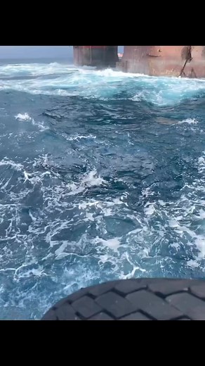 Maersk Developer Deepwater semi-submersible probe Year Built: 2009 Classe: American Bureau of Shipping Work area: Water blade up to 3000m (10,000 ft) Credit @operacoes_de_mergulho #MaritimeIndustry #Shipping #MarineTechnology #MaritimeInnovation #OceanTransportation #PortsAndTerminals #MarineEngineering #MaritimeLogistics #MaritimeTrade #NavalArchitecture #Seafarers #MaritimeSafety #Oceanography #MaritimeLaw #MarineEnvironment #MaritimeEducation #MaritimeHistory #Shipbuilding #MaritimeEconomics 