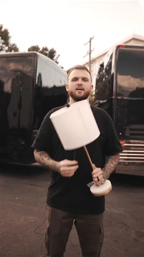 24K views · 953 reactions | Do pop shows have mosh calls? That’s what we’re trying to find out in this episode of King of the Chats!  @alyssamoreaux | Bodysnatcher | Facebook