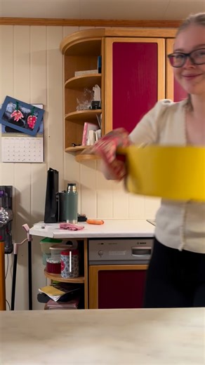 Ingri Moen on Instagram: "One pan kylling & brokkoli “lasagnegryte” En enkel one pan-middag som passer perfekt i en travel hverdag 🤍 Ingredienser: • ca 600 g kylling • Olje til steking • Litt salt og pepper • 1 ts kyllingkrydder fra Cemo (eller annet ønsket krydder) • 2 ss smør • ½ løk • ½ purreløk • 2 fedd hvitløk • 2 ss mel • ca 6–7 dl kyllingkraft / kyllingbuljong • 1–2 ts hjemmelaget italiensk krydder • Pasta (fersk eller lett forkokt) • ½ brokkoli • ca 1,5 dl fløte • En neve revet parmesan