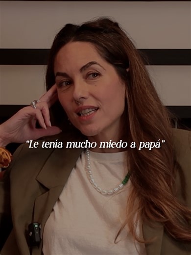 Bárbara Morí no tuvo una infancia sencilla, en gran medida por su padre. “Si llega borracho, ¿qué nos va a hacer hoy?”, pensaba. 🎧 Bárbara Mori en #LaBarradeSantiago, #podcast disponible en #Spotify y #YouTube.