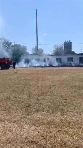En Línea Noticias on Instagram: "Incendio de pastos casi afecta a la ex fabrica Scac en Barrio Villa Magdalena. 👨‍🚒 Trabajó Unidad 11 de Bomberos"