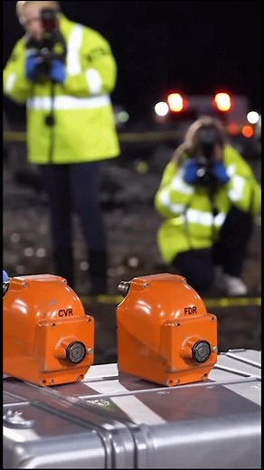 💔 UPS 2976 CRASH — NTSB REVEALS NEW DETAILS 💔 New footage and investigation updates paint a clearer — and more haunting — picture of what happened in Louisville. Authorities confirmed that Engine #1 detached from the left wing while the aircraft was still on airport property. The fire spread for nearly half a mile, leaving behind a trail of destruction. NTSB investigators have now recovered both the Cockpit Voice Recorder and Flight Data Recorder, and say the data will likely be retrievable. A