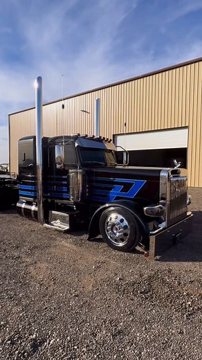 Too cool 4 school. #peterbilt #largecar #hauler #truck #toter #trucking #389 #showtruck #custom #trucking #stayloaded #westcoast #bigrig #diesel #18wheeler | Steve Mitchell