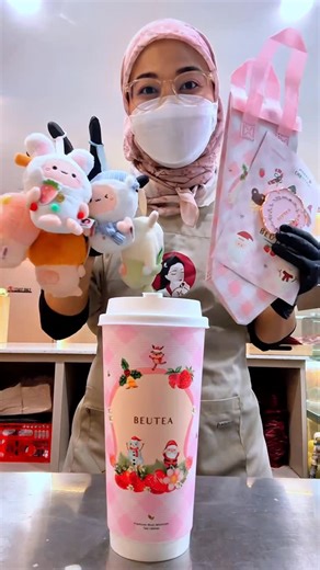 BEUTEA MY on Instagram: "POV: 𝗦𝘁𝗿𝗮𝘄𝗯𝗲𝗿𝗿𝘆 𝗠𝗶𝗹𝗸 𝗧𝗲𝗮 in the making 🍓🥛 Handcrafted sips, festive moments, and meet the 𝗖𝗵𝗿𝗶𝘀𝘁𝗺𝗮𝘀 𝗙𝗿𝗶𝗲𝗻𝗱𝘀 𝗦𝗻𝗼𝘄𝗶𝗲𝘀 𝗣𝗹𝘂𝘀𝗵 𝗣𝗲𝗻𝗱𝗮𝗻𝘁 𝗕𝗹𝗶𝗻𝗱 𝗕𝗼𝘅🎄💖 #BEUTEA #BEUTEAMY #BeuteaSG #StrawberryMilkTea #FreshlyHandbrewed"