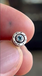 ブルートパーズのメンズピアス