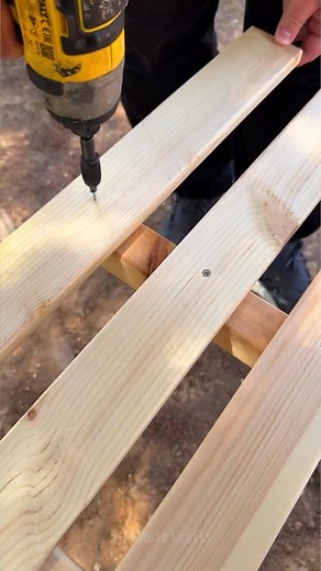 Smart way to attach a bench without harming the tree | 5-Minute Crafts Men