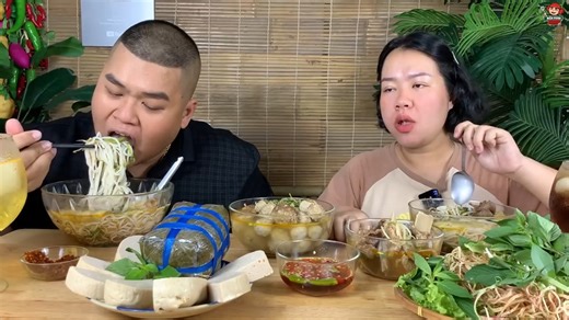 586K views · 14K reactions | Trở Về View Cũ Với Tô Bún Bò Huế Full Topping Tâm Sự Tất Tần Tật Về Con Người Thật Của Bé Mai ---- Nguồn: Mập Food Bản quyền được bảo vệ và quản lý bởi MCV Network #MCVGroup #MCVMedia #MCV #MapFood #TMF #NWT | Mập Food | Facebook