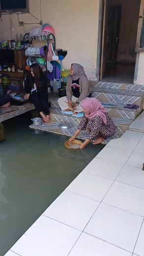 washing rice in a fish pond | Kurniawan Vlog