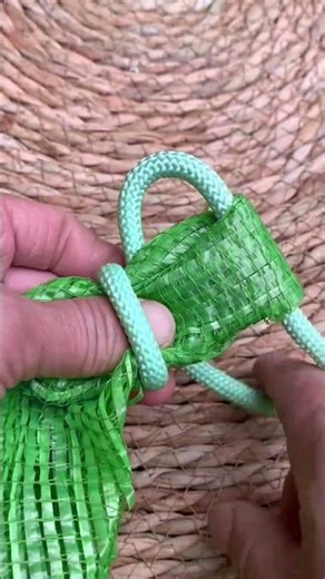 Adaptable cloth corner knot tying method
