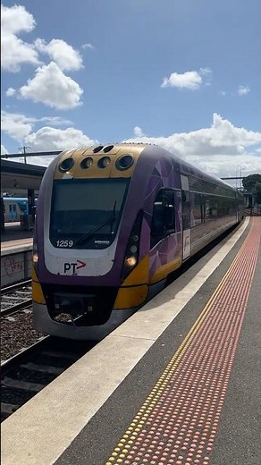V/Line VL59 Arriving at Footscray Station to Waurn Ponds #vline #vlinevlocity #vlocity #trains