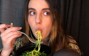 【Ale】吃凉拌海藻丝的声音 轻语助眠触发音咀嚼音