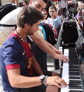 11M views · 365K reactions | um artista de rua estava tocando piano, quando um outro pianista chega... SENSACIONAL. Assista até o final Curta Musicalidade | Musicalidade | Facebook