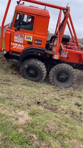 URAL 8x8. Feito para desafios pesados e terrenos extremos.