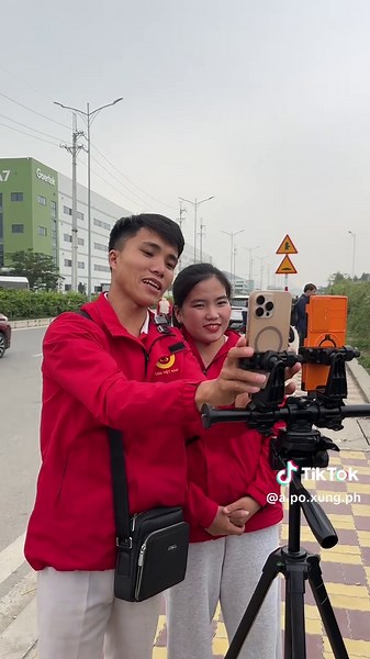 Vợ chồng A Páo xuống phố kiến tiền xây nhà