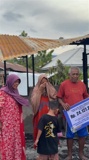 OWNER TANNITA STORE & TB BEAUTY BY FRESSILIA on Instagram: "Alhamdulilah 1 hari kumpulkan donasi dari teman online sudah saya salurkan semua kepada tete & nenek yg kena musibah kemarin rumahnya kebakaran . Terimakasih semua orang baik semoga sehat selalu di limpahkan Rejeki pokonya doa yang terbaik buat kalian semua 🤍🫶🏻✨😇🤗 Terimakasih suamiku sdh membantu @alfianrahman46"