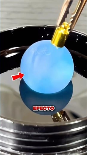 La esfera cambia cuando la sumerge 😯