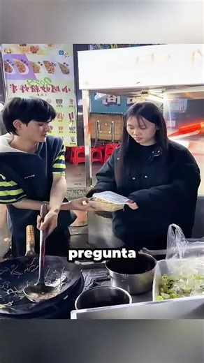 El ridículo precio del propietario de una tienda de fideos le sale por la culata💸 #prank #funny