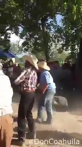 CUANDO LLEGAS AL RANCHO Y VEZ A TU TIO SACANDO LOS PROHIBIDOS😆 | De Parranda con La Banda
