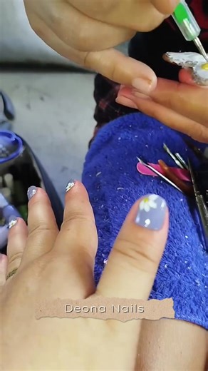 131K views · 1.1K reactions | Easy flower design  #regularpolish #nailart #fblifestyle | Deona Nails | Facebook