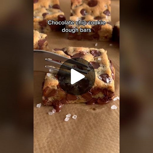 Soft & gooey chocolate chip cookie dough bars #cookies #cookiedough | Chocolate Chip Cookie