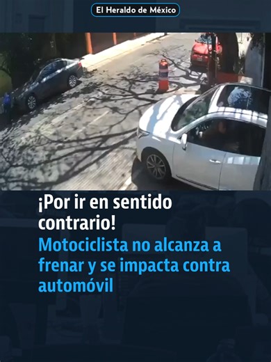 El momento en que un motociclista que iba en sentido contrario e impacto contra un auto que iba saliendo, no tardó en hacerse #viral, ya que se ve como su casco salió volando del impacto y muchos cibernautas destacaron la falta de cultura vial del conductor de la moto. #accidente #moto