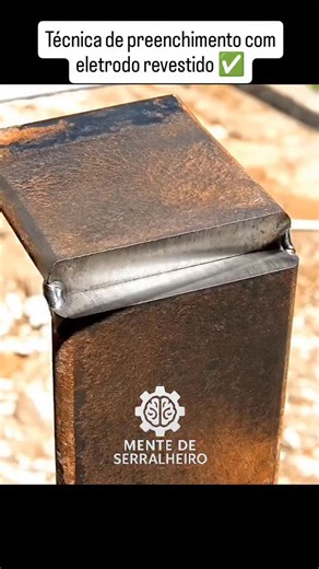 preenchimento de fresta chanfrada com eletrodo revestido, priorizando controle do aporte térmico, ângulo correto do eletrodo e movimentação uniforme para garantir fusão adequada das bordas, boa penetração e preenchimento completo do chanfro. Parâmetros bem ajustados e passes consistentes resultam em cordão estável, sem falta de fusão ou excesso de reforço, assegurando integridade mecânica e acabamento técnico da junta. #mentedeserralheiro #Soldagem #EletrodoRevestido #FrestaChanfrada #Preenchime