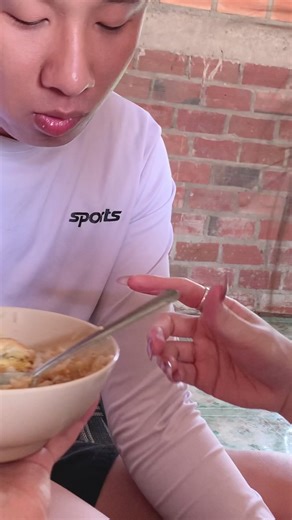 Ai biểu không tự ăn mà bắt vợ đút