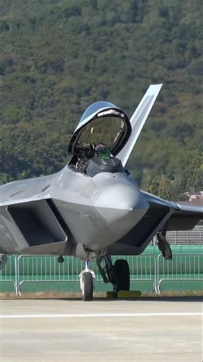 [What's This?] An F-22 Raptor Spewing Black Smoke: Its Unique Engine Start-Up