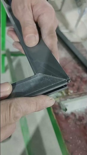 Inside-opeThe internal sliding window is equipped with metal guards on all four sides to prevent