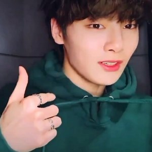 39K views · 5.8K reactions | Here's the tutorial of Jeongin on how to tie a ribbon in just 2 seconds. - bluberi磻 | Jeonginology | Facebook