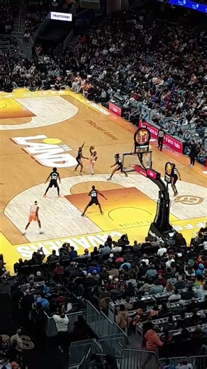 Donavan Mithchell with the bucket