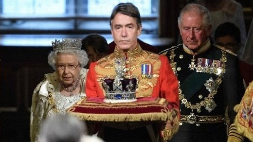 運ばれる王冠や職杖、黒杖官の役割……イギリス議会の伝統的な開会式 - BBCニュース